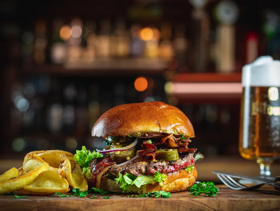 Burnout Burger mit Bacon, Jalapeños und Creamy-Cheese-Sauce