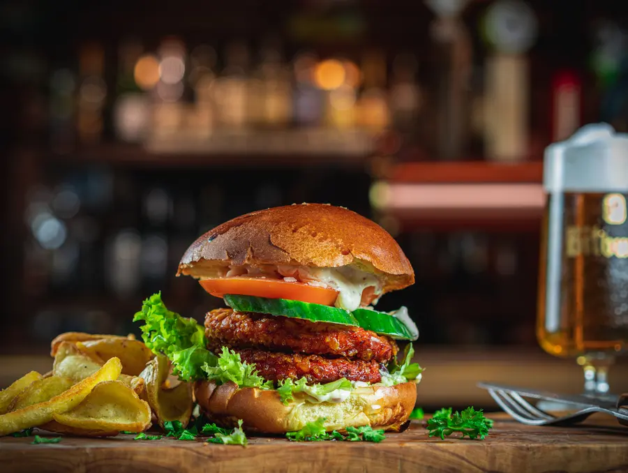 Hausgemachter Chickenburger mit knuspriger Hähnchenbrust und Caesar Dressing