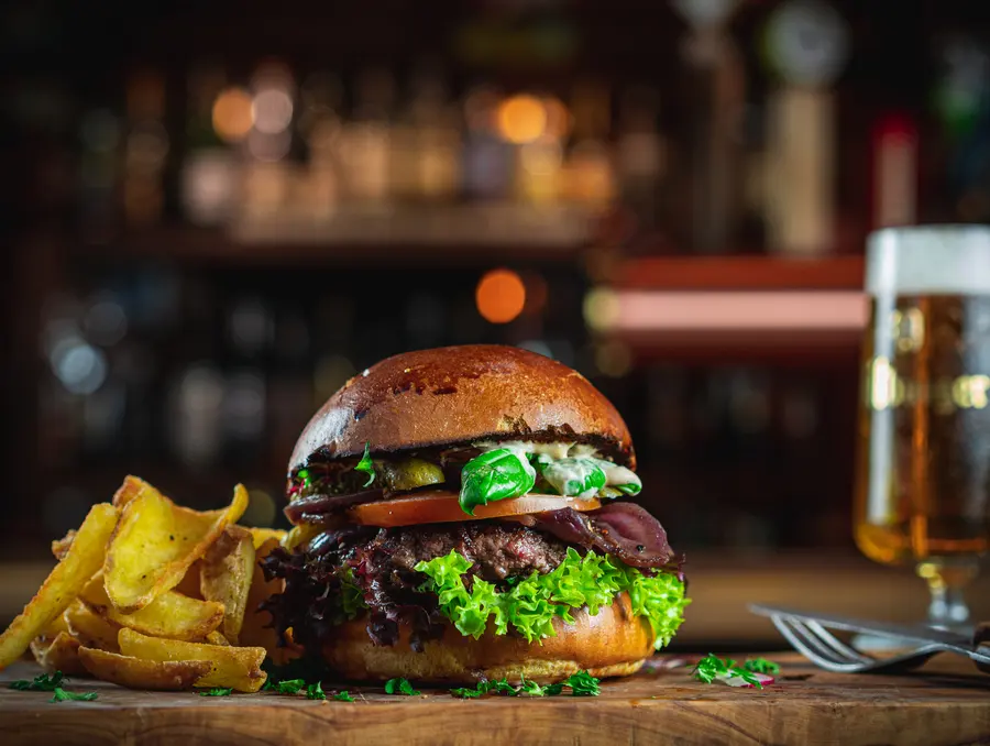 Classic Burger mit 160g Beef, Salat, Tomate und karamellisierten Zwiebeln
