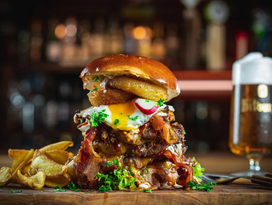 Der Endgegner: Burger-Turm mit vier Lagen Beef, sechs Scheiben Cheddar, Bacon und Spiegelei