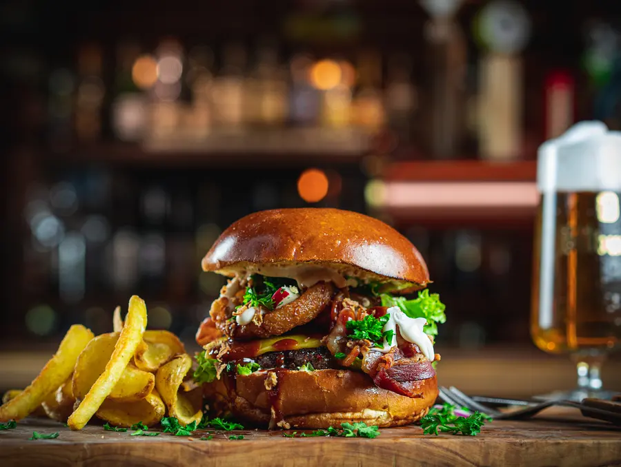 Schall und Rauch Burger mit Cheddar, Bacon und Zwiebelring im Bierteig