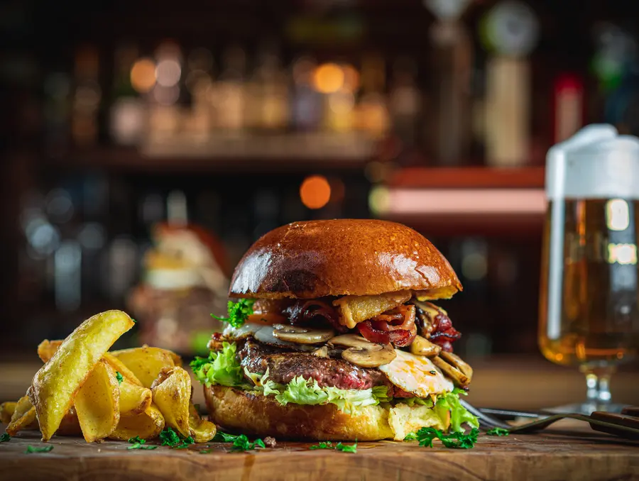 Supernormaler House Burger mit Bacon, Spiegelei und gebratenen Champignons