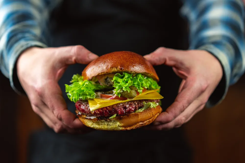 Frisch zubereiteter Cheeseburger, serviert aus der Broderick-Küche