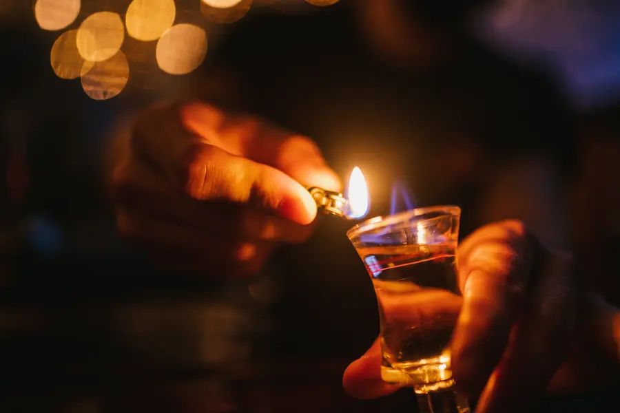 Brennender Shot mit blauer Flamme auf dem Broderick-Tresen